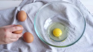 kadın kırık yumurta 