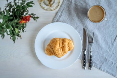 Kruvasanla nefis kahve. 