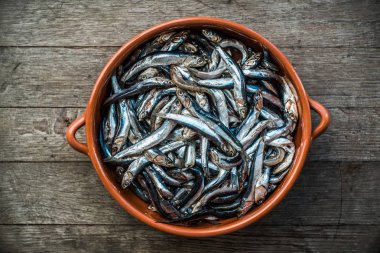 taze gölde balık masada