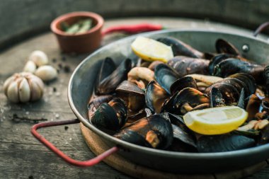 Bakır kapta midyeler 
