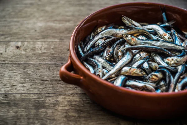 테이블에 신선한 smelts 물고기 — 스톡 사진