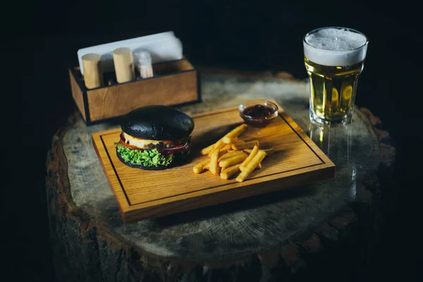 Black burger w  with  french fries — Stock Photo, Image