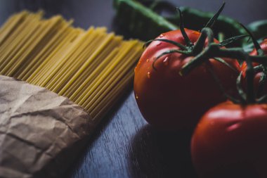 Makarna yapmak için malzemeler. 