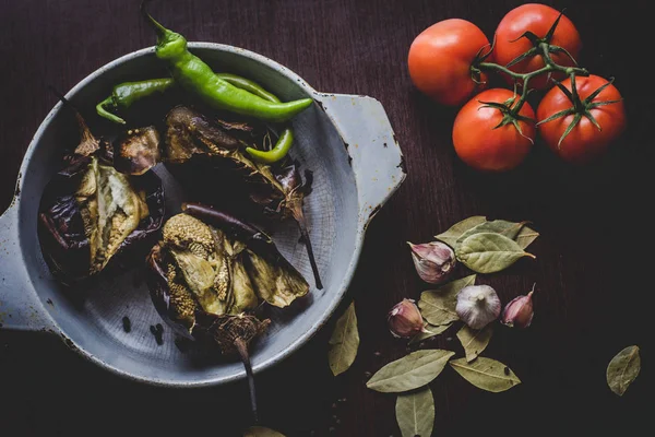 Berinjelas e produtos hortícolas frescos — Fotografia de Stock