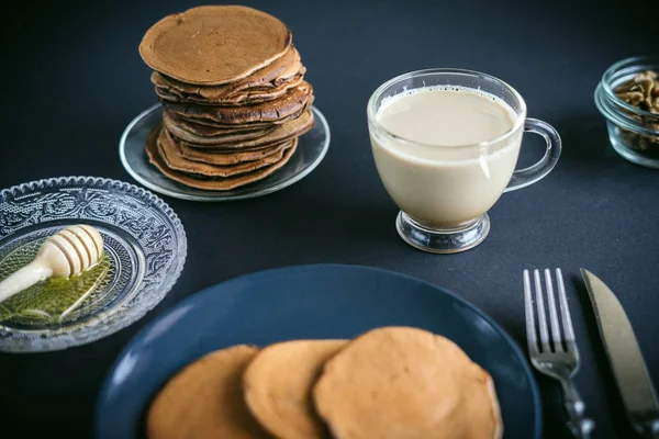 Pila de deliciosos panqueques con leche —  Fotos de Stock