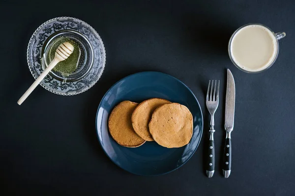우유와 맛 있는 팬케이크의 스택 — 스톡 사진