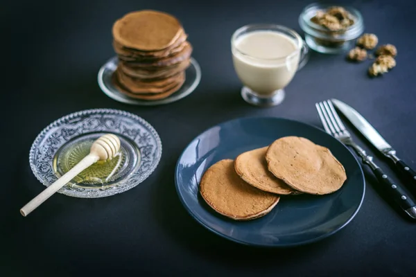 Pila de deliciosos panqueques con leche —  Fotos de Stock