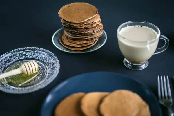 Pila de deliciosos panqueques con leche —  Fotos de Stock