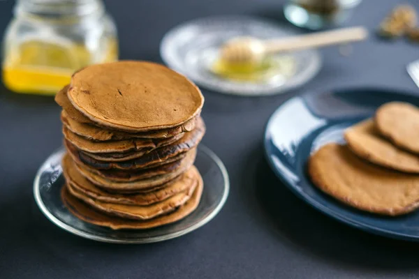 Montón de deliciosos panqueques con miel —  Fotos de Stock