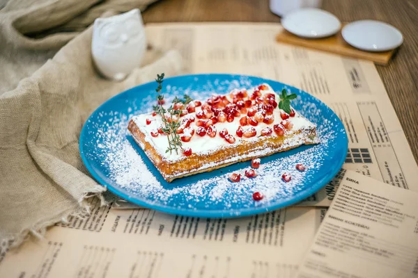 Waffles recém-assados com romã — Fotografia de Stock