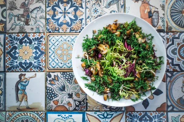 Warm salad with mushrooms and vegetables — Stock Photo, Image