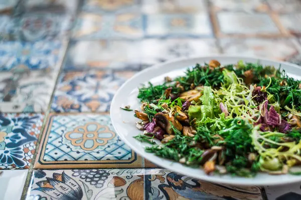 버섯과 야채와 함께 따뜻한 샐러드 — 스톡 사진
