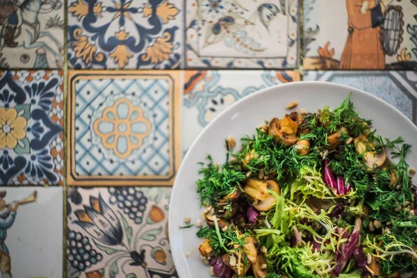 Warm salad with mushrooms and vegetables — Stock Photo, Image