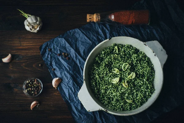 Comida saudável: arroz espinafre em tigela — Fotografia de Stock