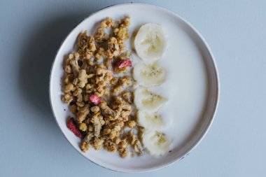 Yulaf gevreği ve arka plan üzerinde süt kase