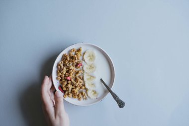 Kase yulaf gevreği, süt ve el