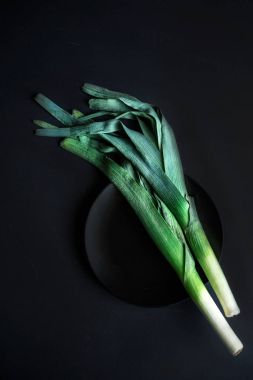 Pırasa koyu arka plan üzerinde izole