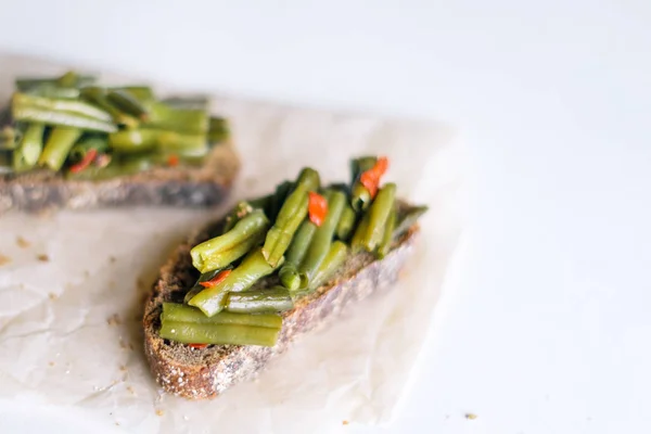 Vegetarian healthy sandwiches with green beans — Stock Photo, Image