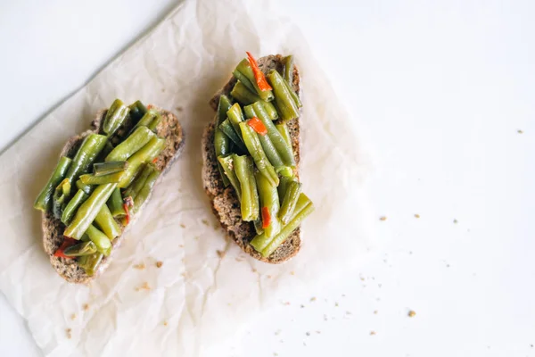 Vegetarian healthy sandwiches with green beans — Stock Photo, Image