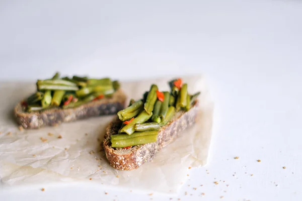 Vegetarian healthy sandwiches with green beans — Stock Photo, Image