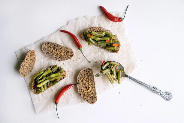 Vegetarian healthy sandwiches with green beans — Stock Photo, Image