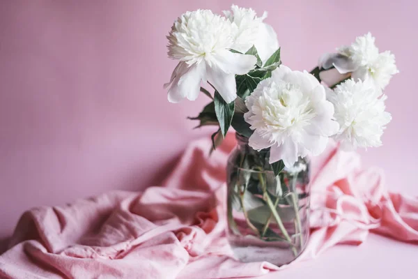 Cam Vazoda beyaz peonies