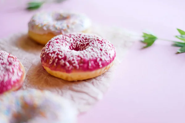 Свежие глазурованные пончики — стоковое фото