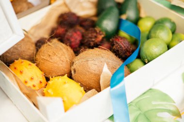 egzotik meyveler bir pazarında