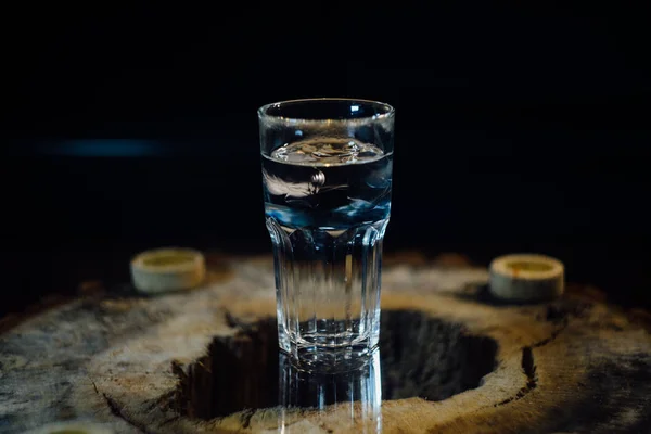 Склянка з водою на фоні — стокове фото