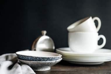 tabak ve bardak masada 