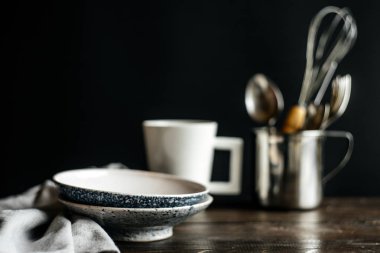 tabak ve çatal bıçak takımı masada