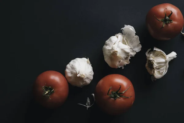 Tomates frescos y ajo —  Fotos de Stock