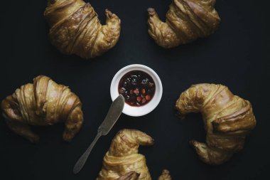 reçel ile lezzetli ay çöreği 