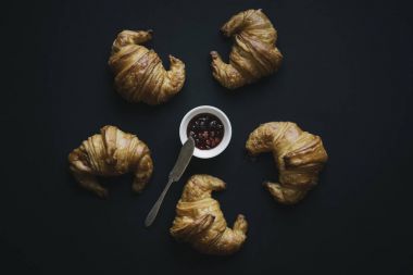 reçel ile lezzetli ay çöreği 