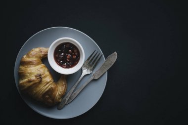 Kruvasan ile reçel plaka üzerinde