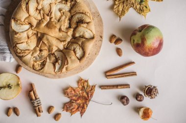 Taze pişmiş ev yapımı elmalı turta.