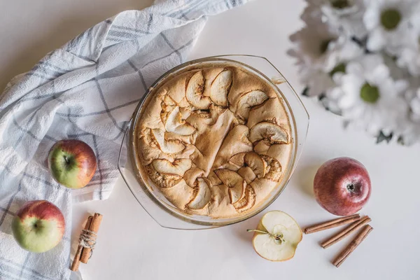 Vers gebakken zelfgebakken appeltaart — Stockfoto