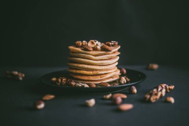 Fındık ile krep yığını