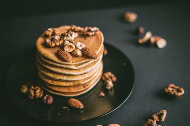 Fındık ile krep yığını