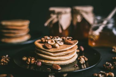 Fındık ile krep yığını