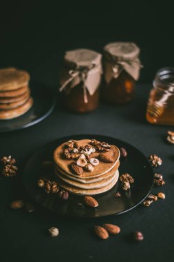 Fındık ile krep yığını