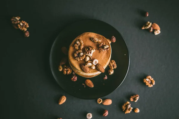 Pila di frittelle con noci — Foto Stock