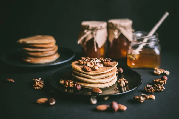 Empilement de crêpes aux noix — Photo