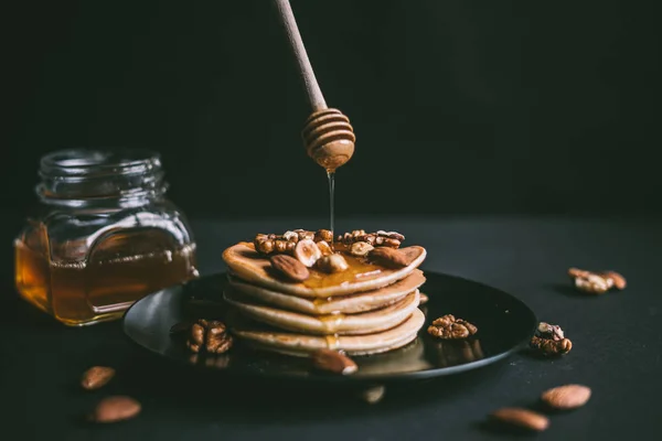 Στοίβα από pancakes με ξηρούς καρπούς — Φωτογραφία Αρχείου