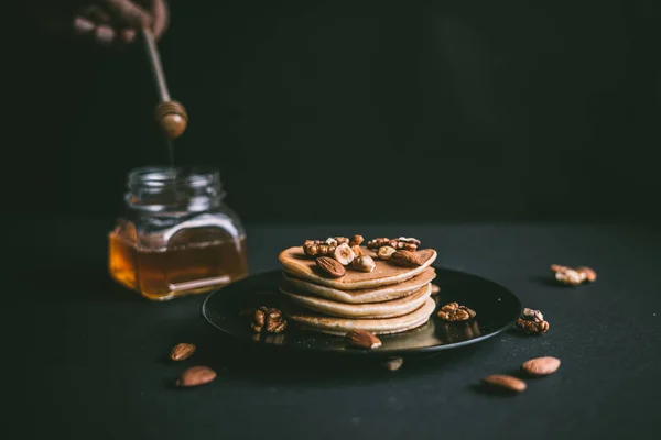 Stapel pannenkoeken met noten — Stockfoto
