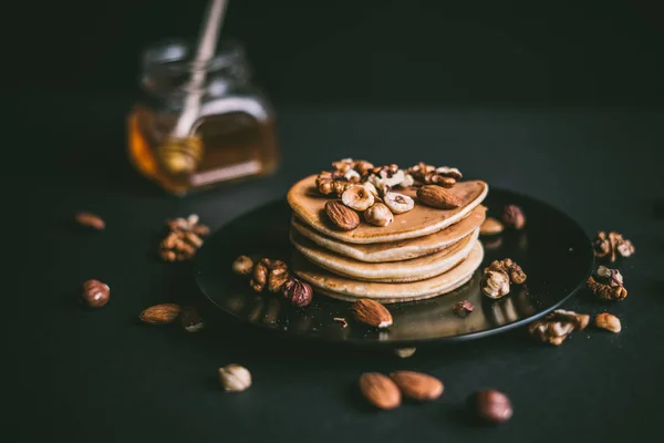 Empilement de crêpes aux noix — Photo