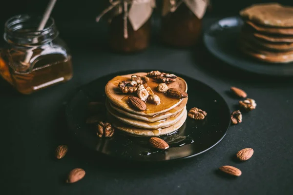 Στοίβα από pancakes με ξηρούς καρπούς — Φωτογραφία Αρχείου