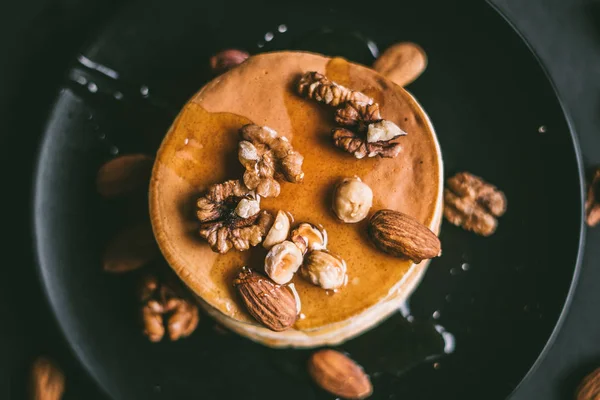Stapel pannenkoeken met noten — Stockfoto