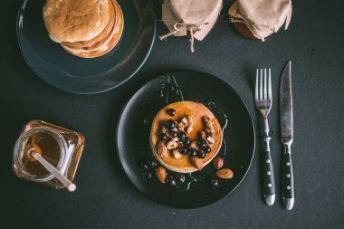 Fındık ile krep yığını