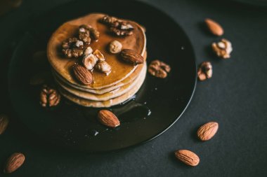 Fındık ile krep yığını